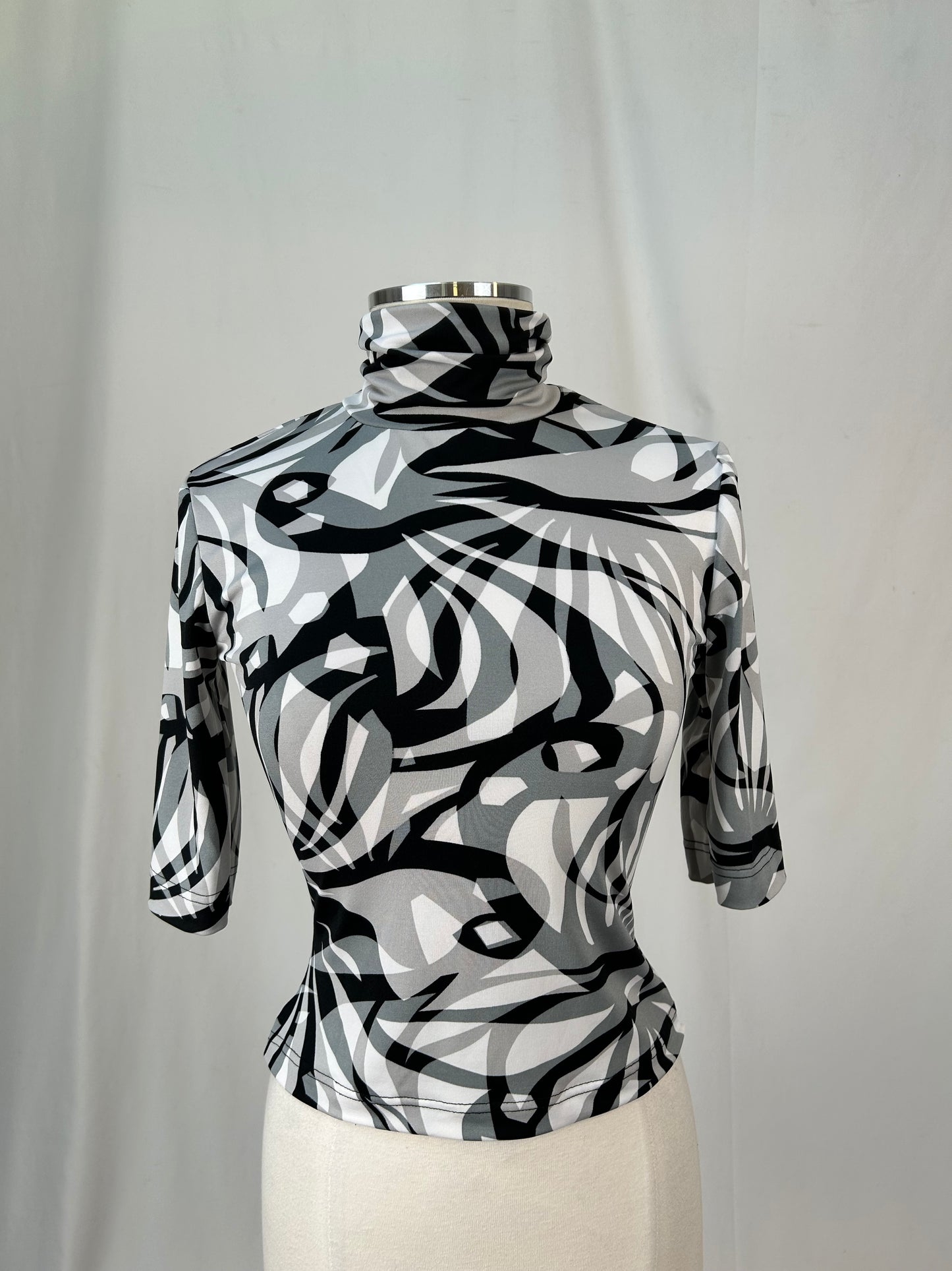 Black & White Graphic Print Turtleneck (M)